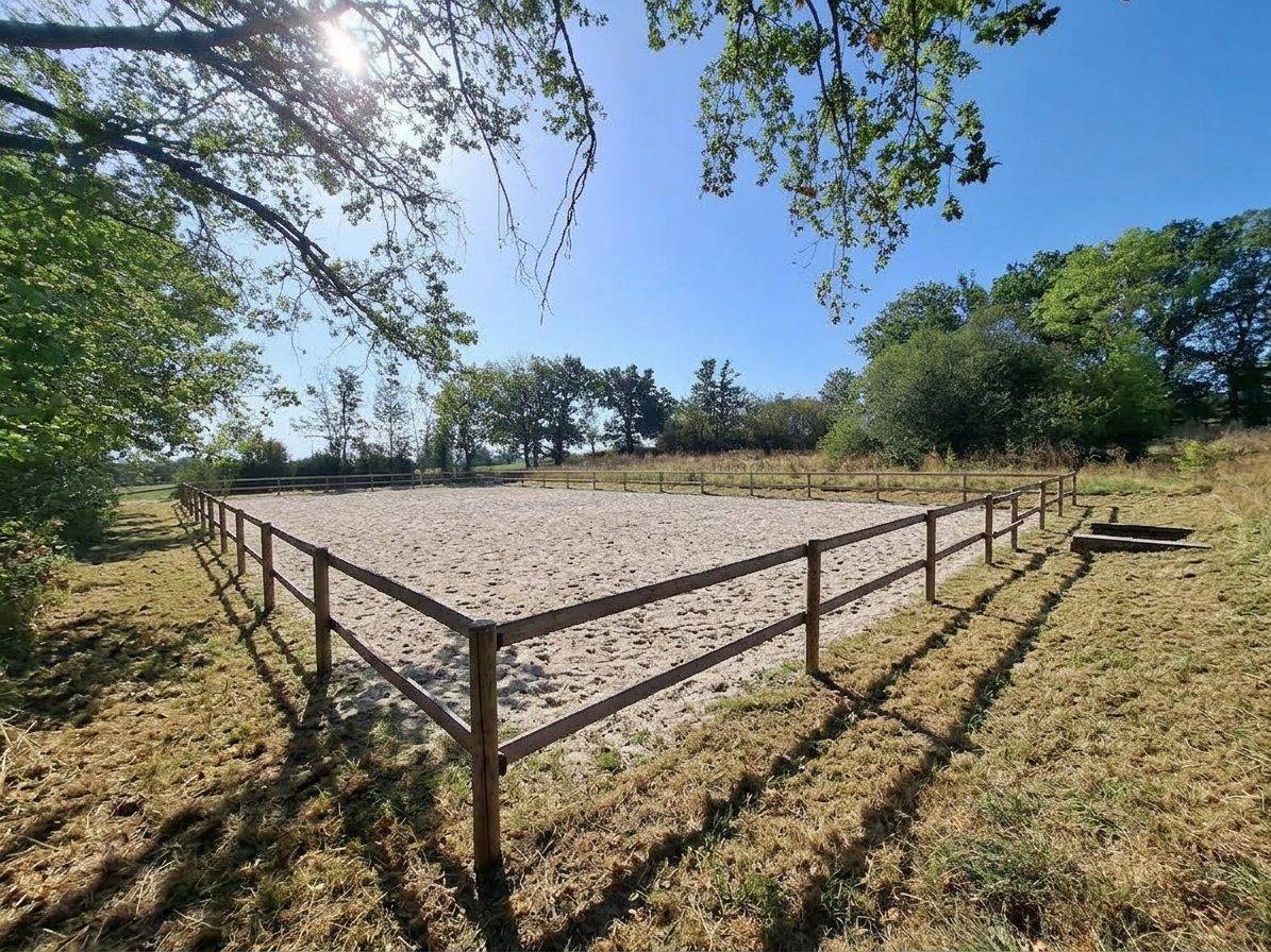 Propri&eacute;t&eacute; &eacute;questre avec grande maison, piscine et nombreuses