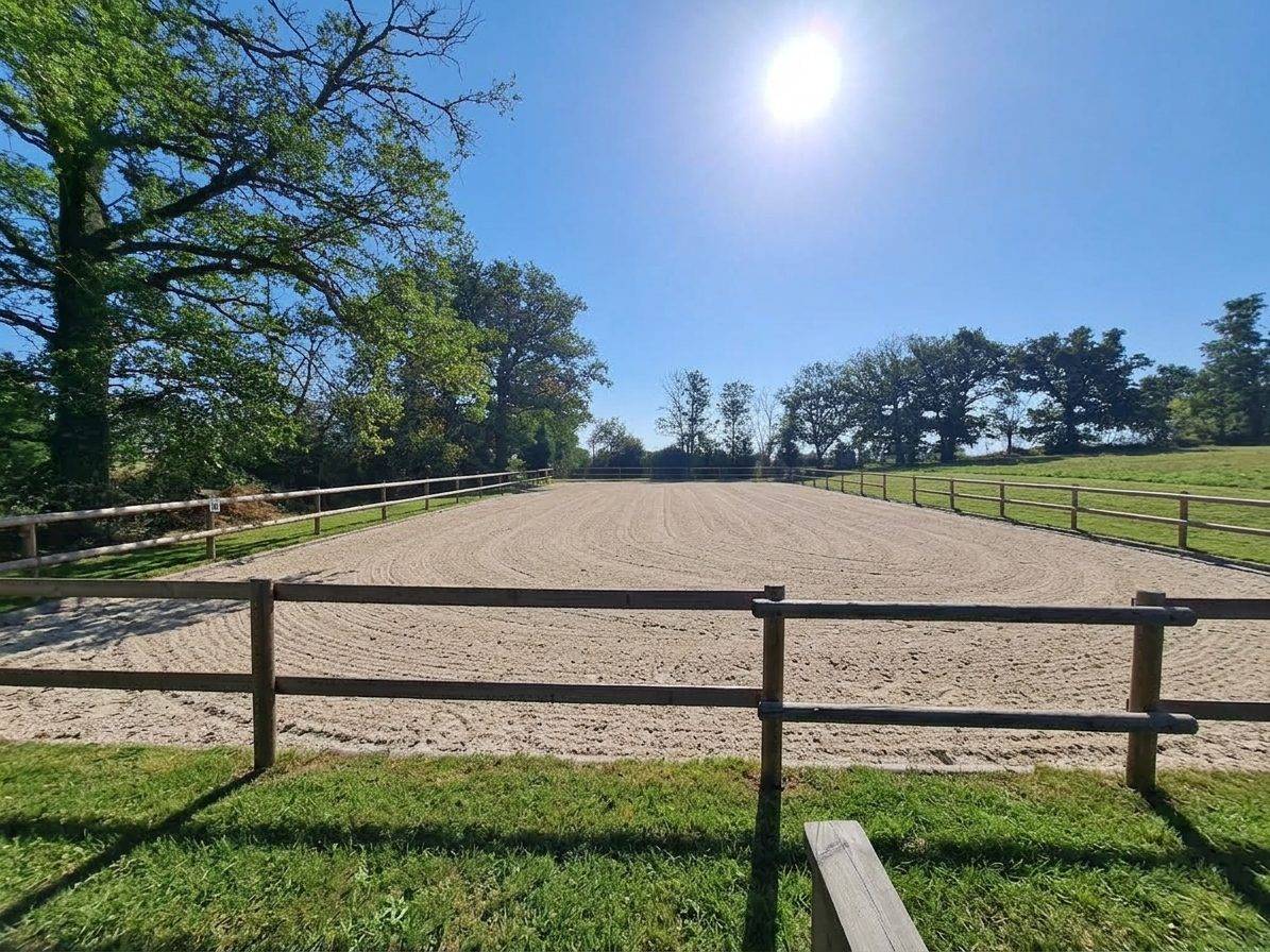 Propri&eacute;t&eacute; &eacute;questre avec grande maison, piscine et nombreuses