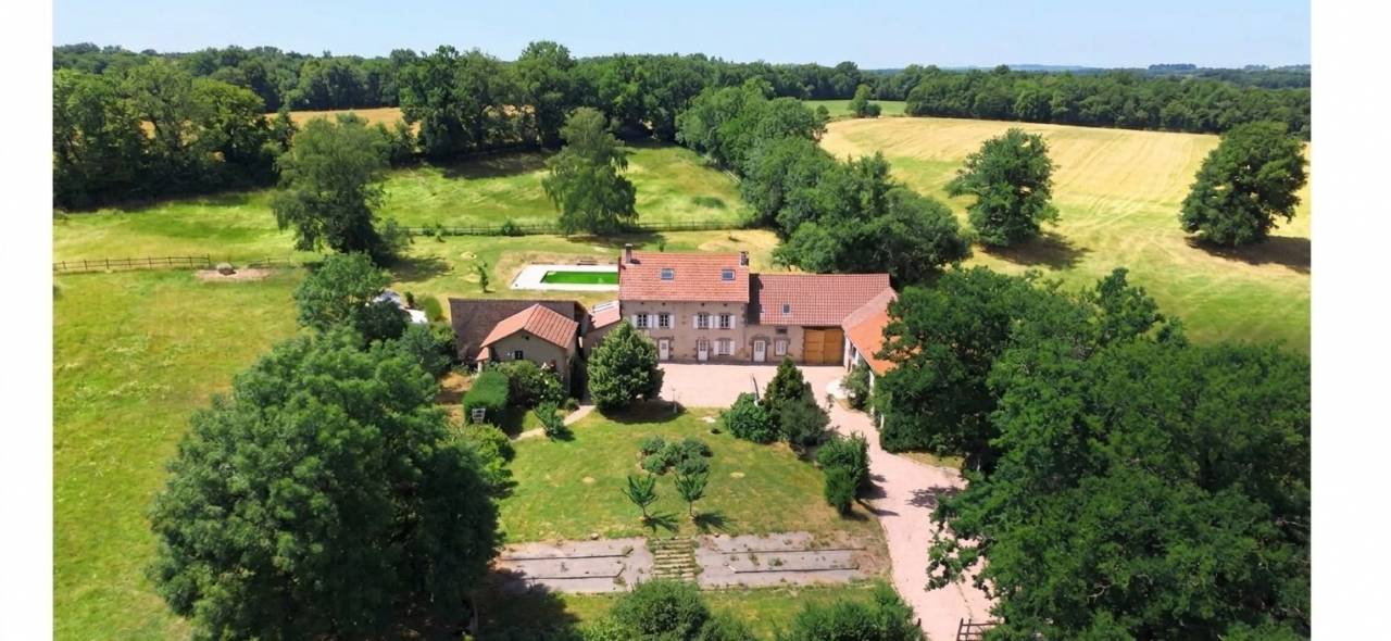 Propri&eacute;t&eacute; &eacute;questre avec grande maison, piscine et nombreuses