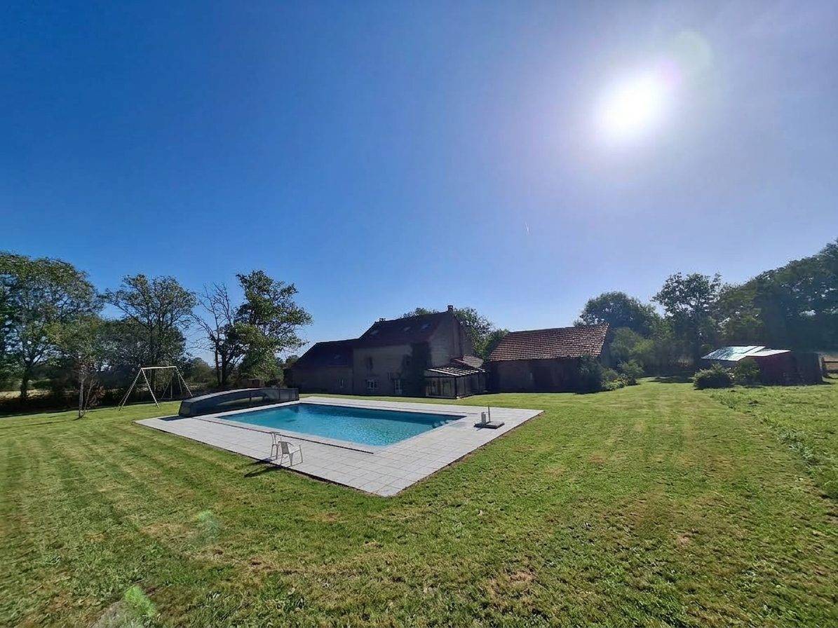 Propri&eacute;t&eacute; &eacute;questre avec grande maison, piscine et nombreuses