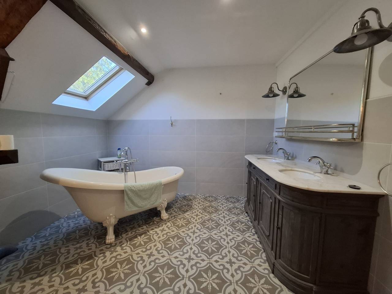 Propri&eacute;t&eacute; &eacute;questre avec grande maison, piscine et nombreuses