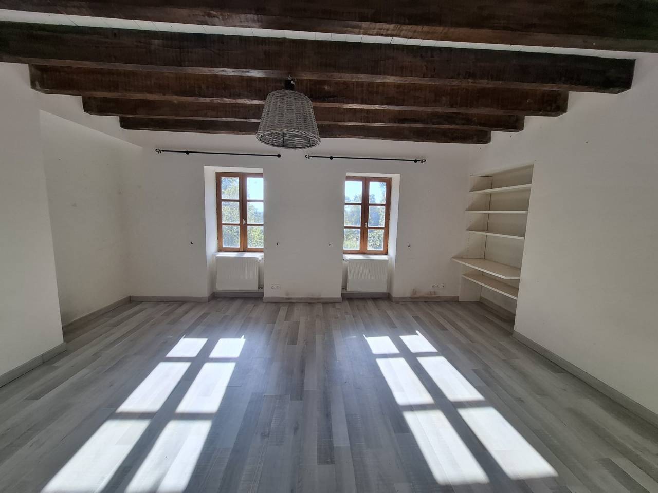 Propri&eacute;t&eacute; &eacute;questre avec grande maison, piscine et nombreuses