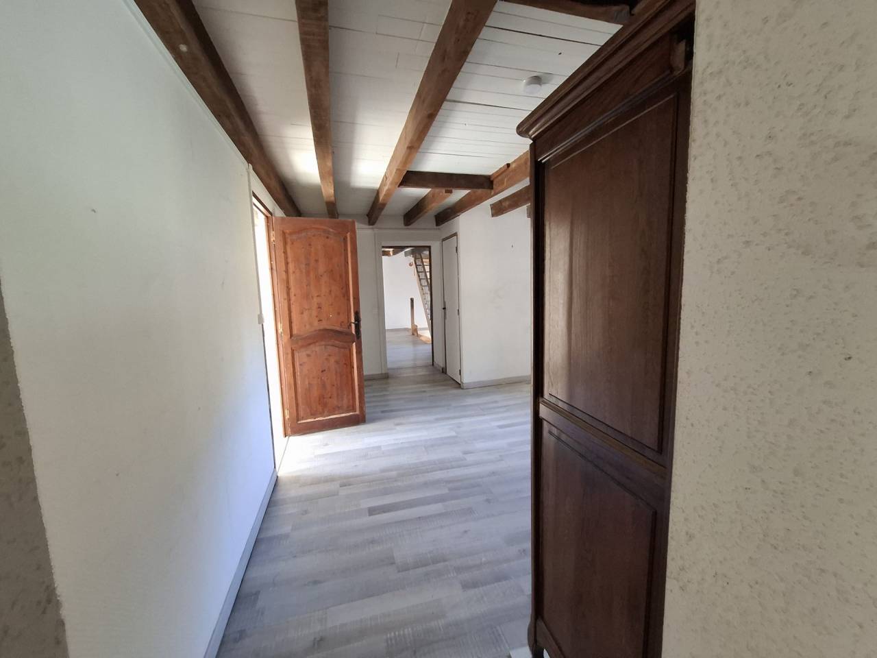 Propri&eacute;t&eacute; &eacute;questre avec grande maison, piscine et nombreuses