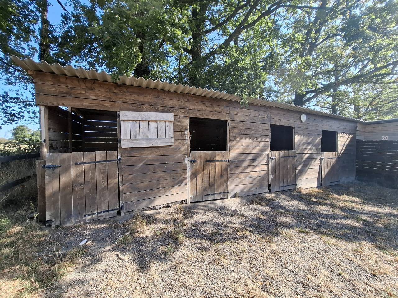 Propri&eacute;t&eacute; &eacute;questre avec grande maison, piscine et nombreuses