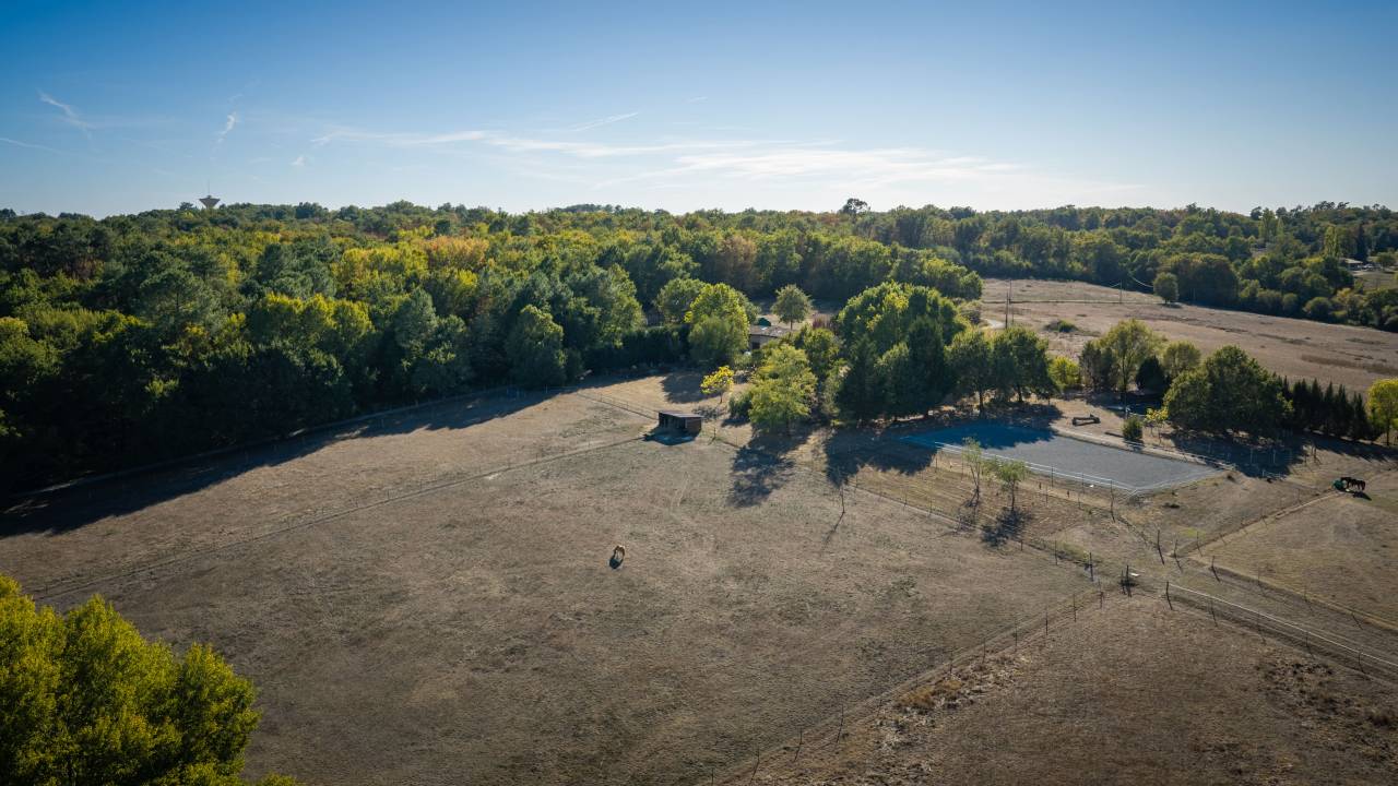 Propri&eacute;t&eacute; &eacute;questre en pierre de 350 m&sup2; sur 10 hectares