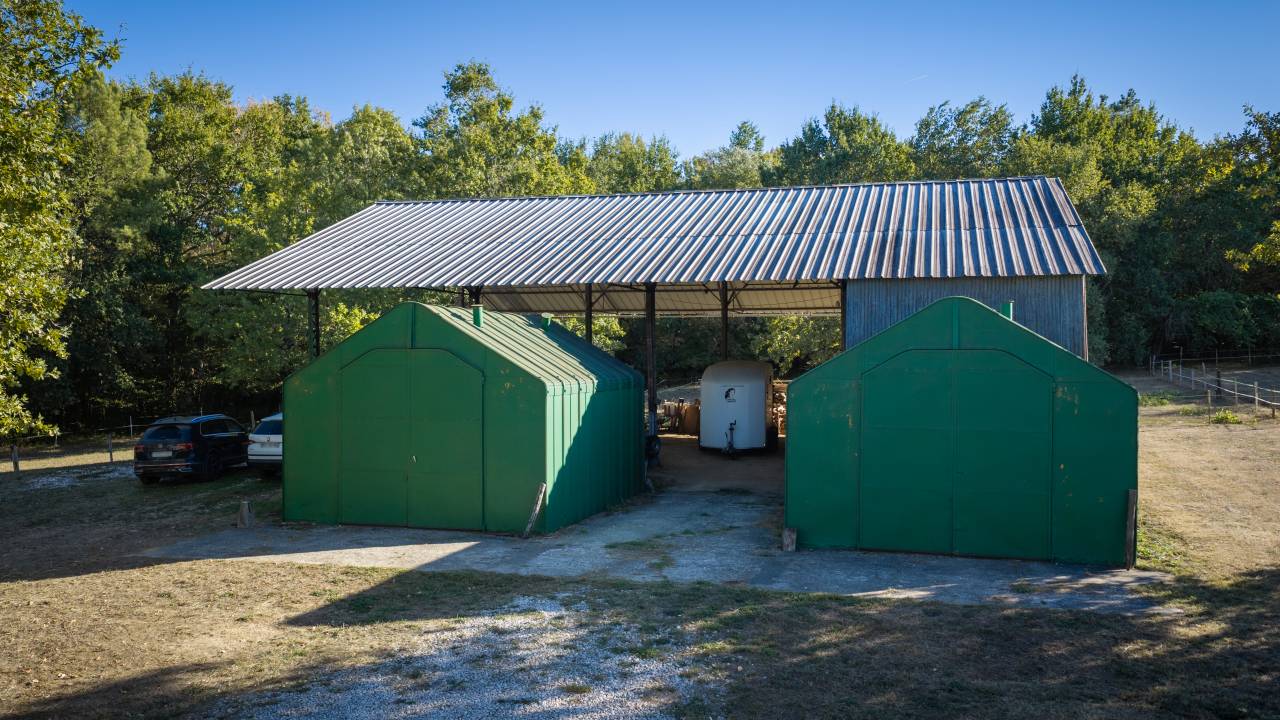 Propri&eacute;t&eacute; &eacute;questre en pierre de 350 m&sup2; sur 10 hectares