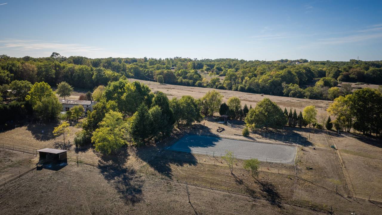 Propri&eacute;t&eacute; &eacute;questre en pierre de 350 m&sup2; sur 10 hectares