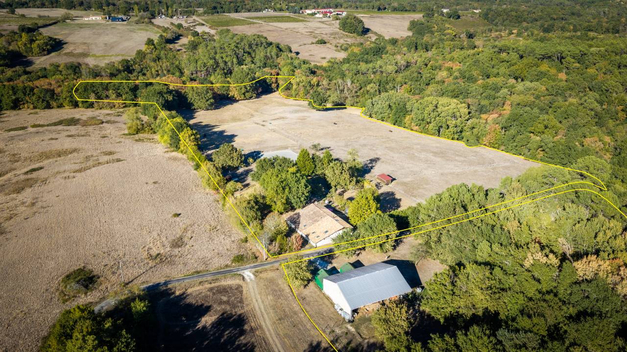 Propri&eacute;t&eacute; &eacute;questre en pierre de 350 m&sup2; sur 10 hectares