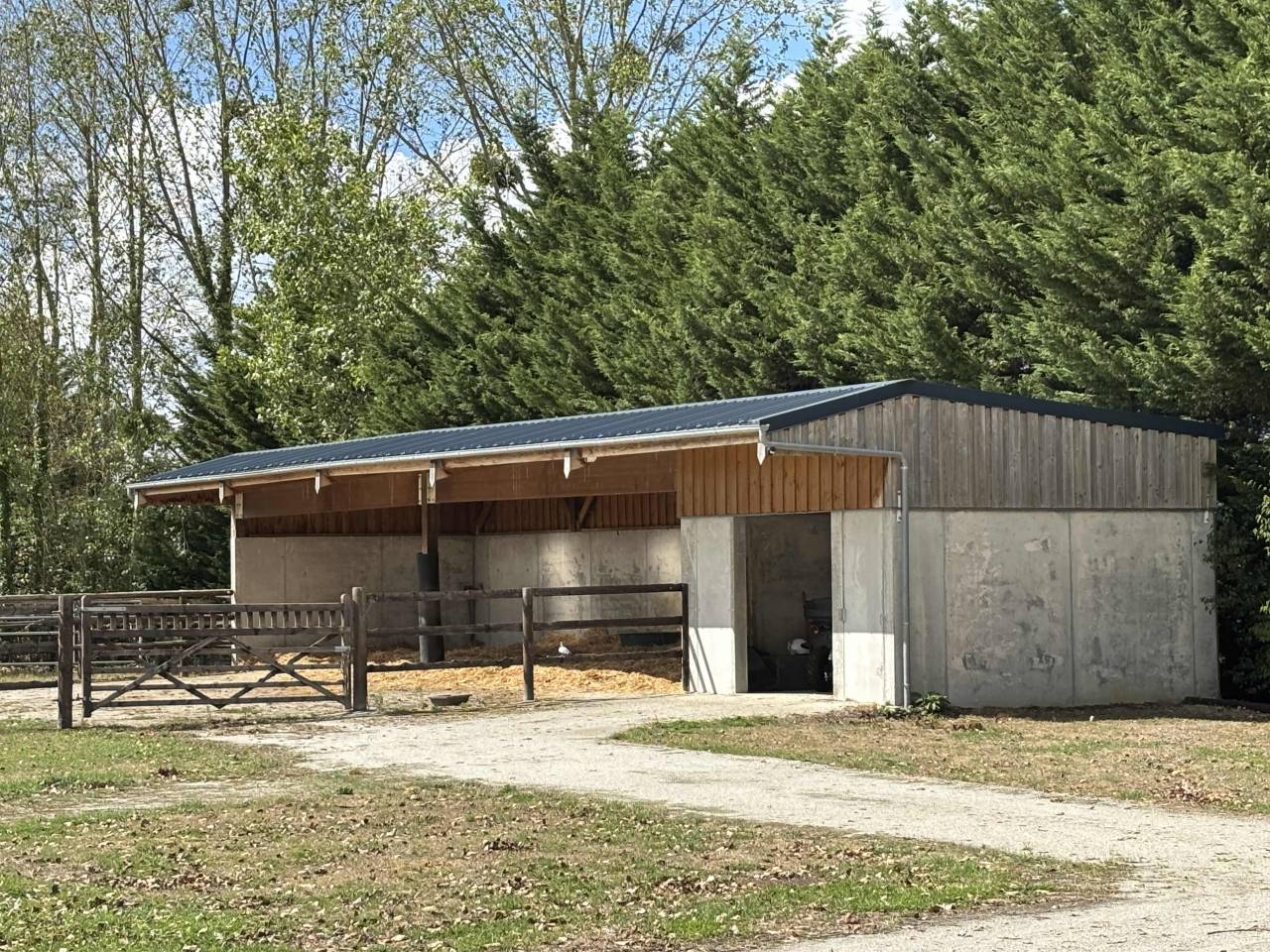 HARAS r&eacute;cent env. 26 ha, id&eacute;alement situ&eacute;.