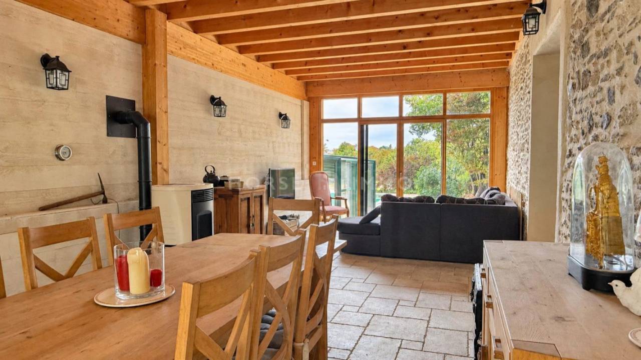 PROPRI&Eacute;T&Eacute; &Eacute;QUESTRE DE CARACT&Egrave;RE, TROIS LOGEMENTS ET CADRE VE