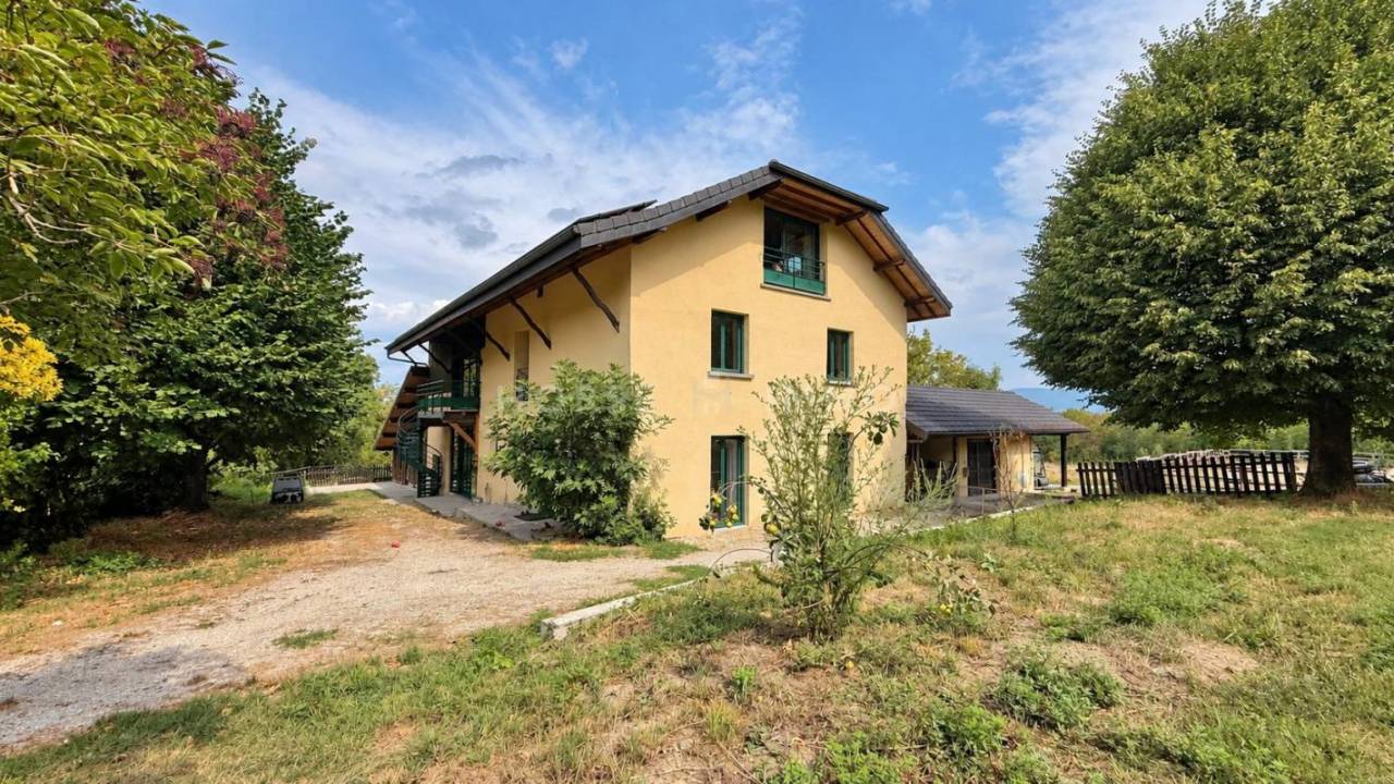 PROPRI&Eacute;T&Eacute; &Eacute;QUESTRE DE CARACT&Egrave;RE, TROIS LOGEMENTS ET CADRE VE