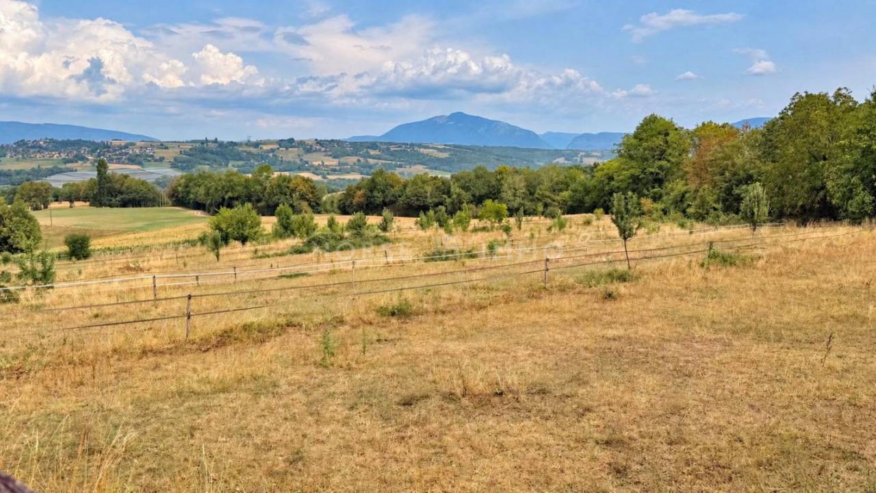 PROPRI&Eacute;T&Eacute; &Eacute;QUESTRE DE CARACT&Egrave;RE, TROIS LOGEMENTS ET CADRE VE