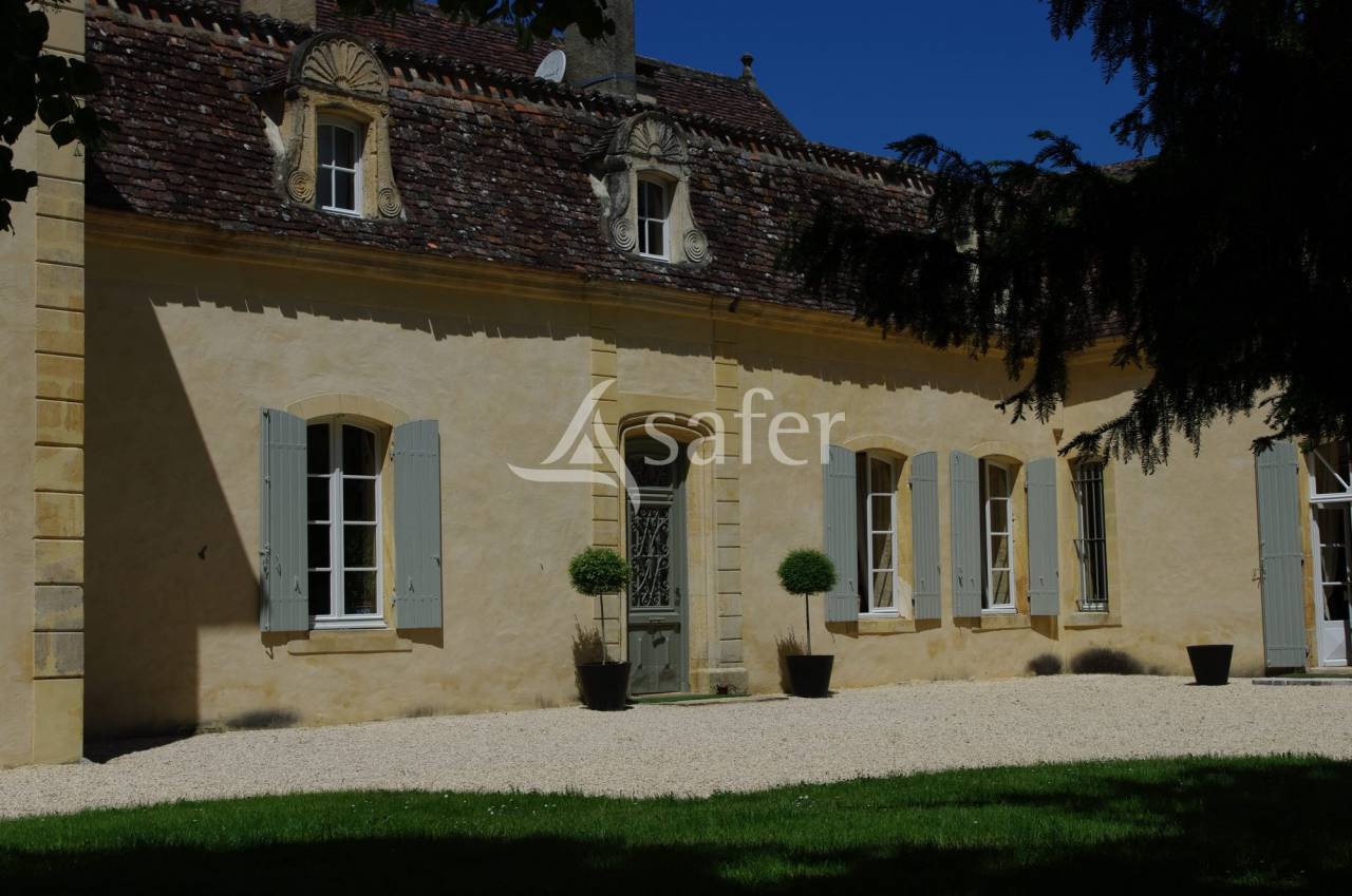 Chartreuse du 18&egrave;me et exploitation avicole sur 107ha en vall&eacute;