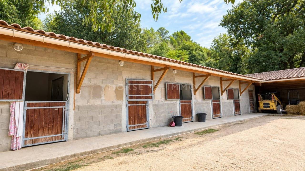 Luberon - DOMAINE &Eacute;QUESTRE SUR 12 HECTARES