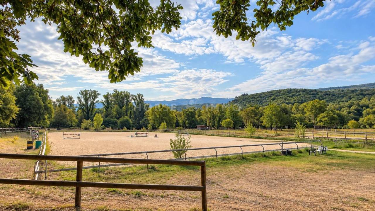 Luberon - DOMAINE &Eacute;QUESTRE SUR 12 HECTARES