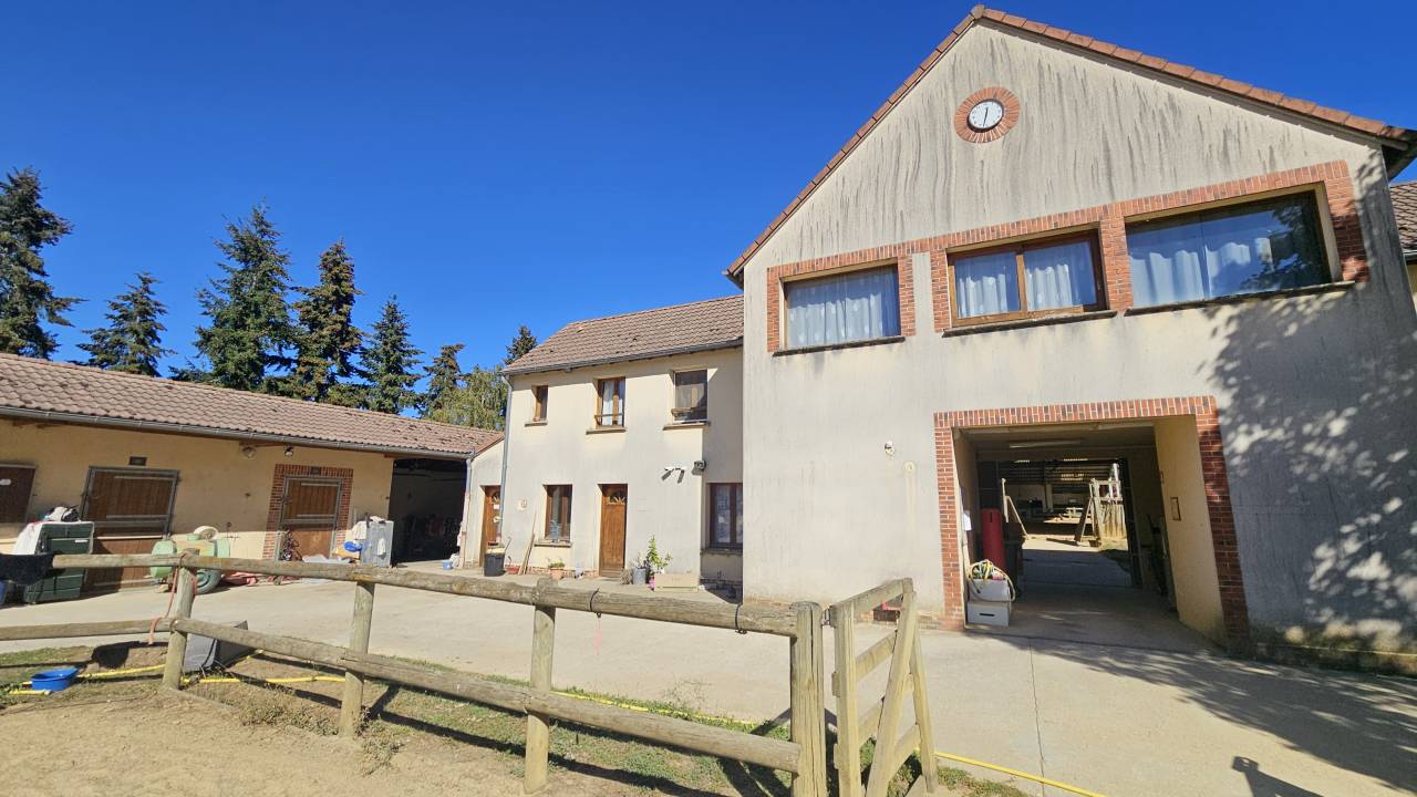 Domaine &eacute;questre professionnel + grande maison 