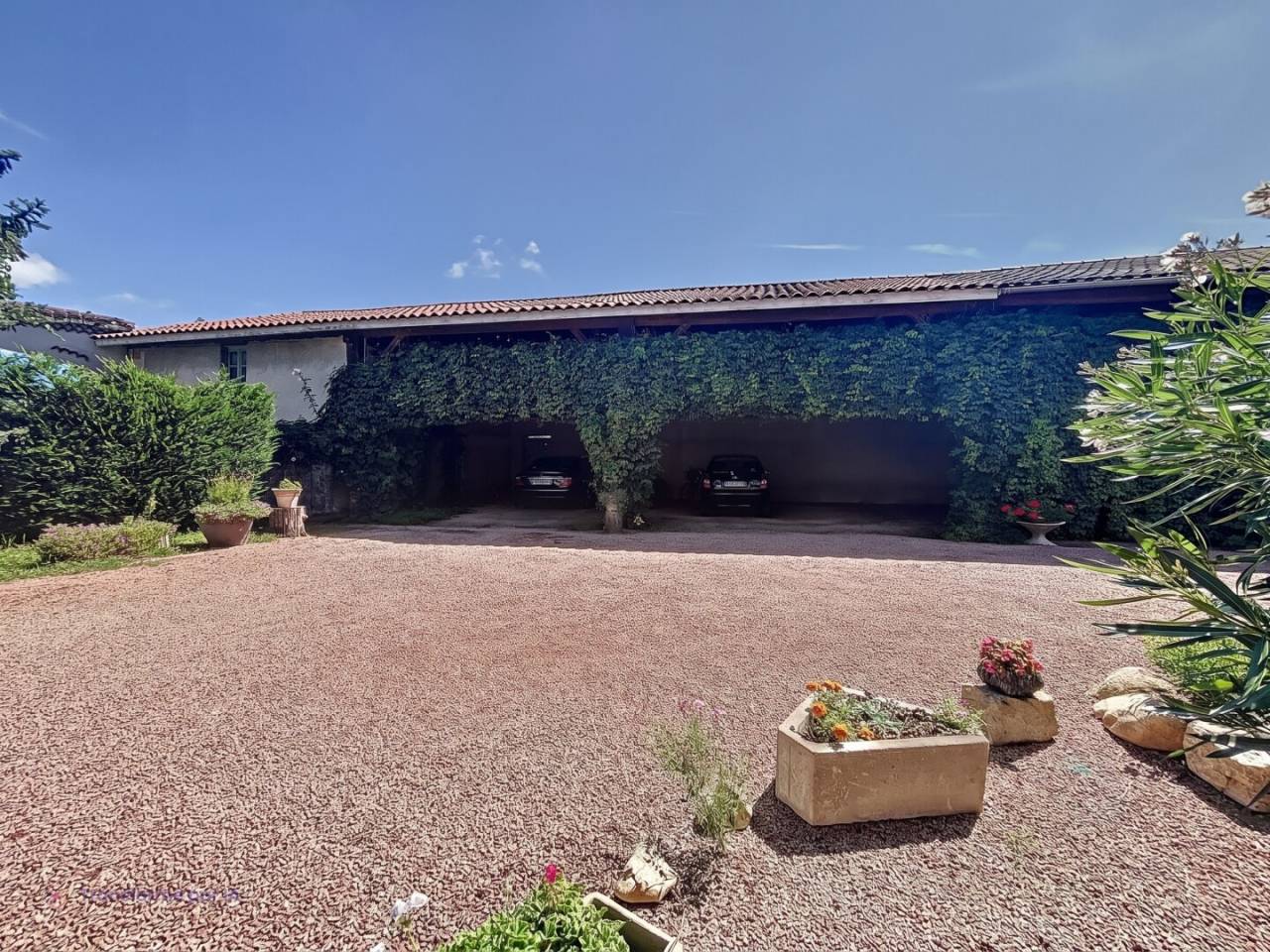 Propri&eacute;t&eacute; &eacute;questre -Chalain le Comtal (42) 1.6 hectares