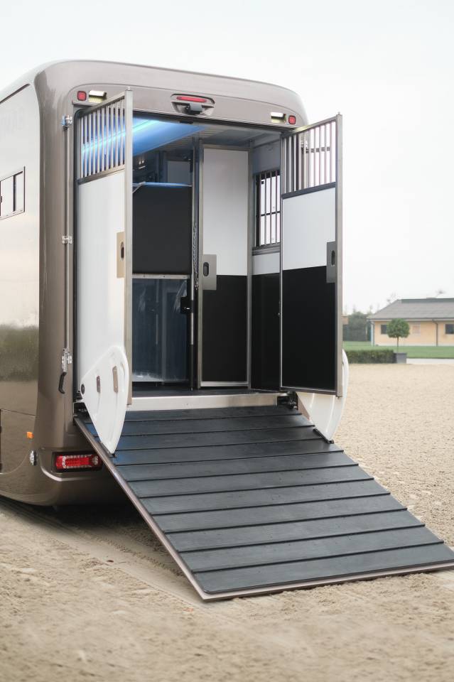 Camion poids lourds Krismar 9 chevaux stalles