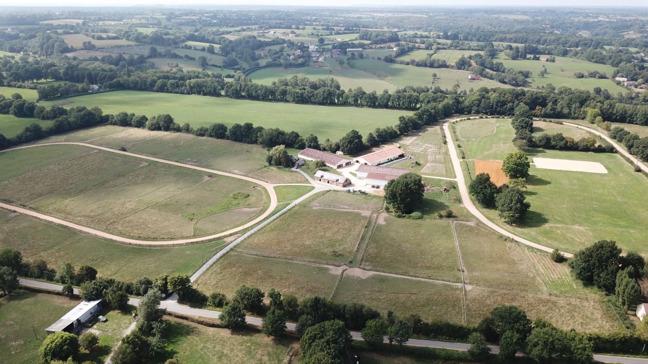 Haras et centre de balnéothérapie sur 15 ha