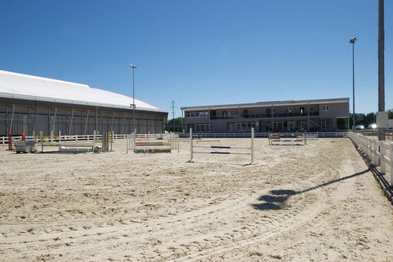 Centre équestre réputé  de 110 boxes en activité