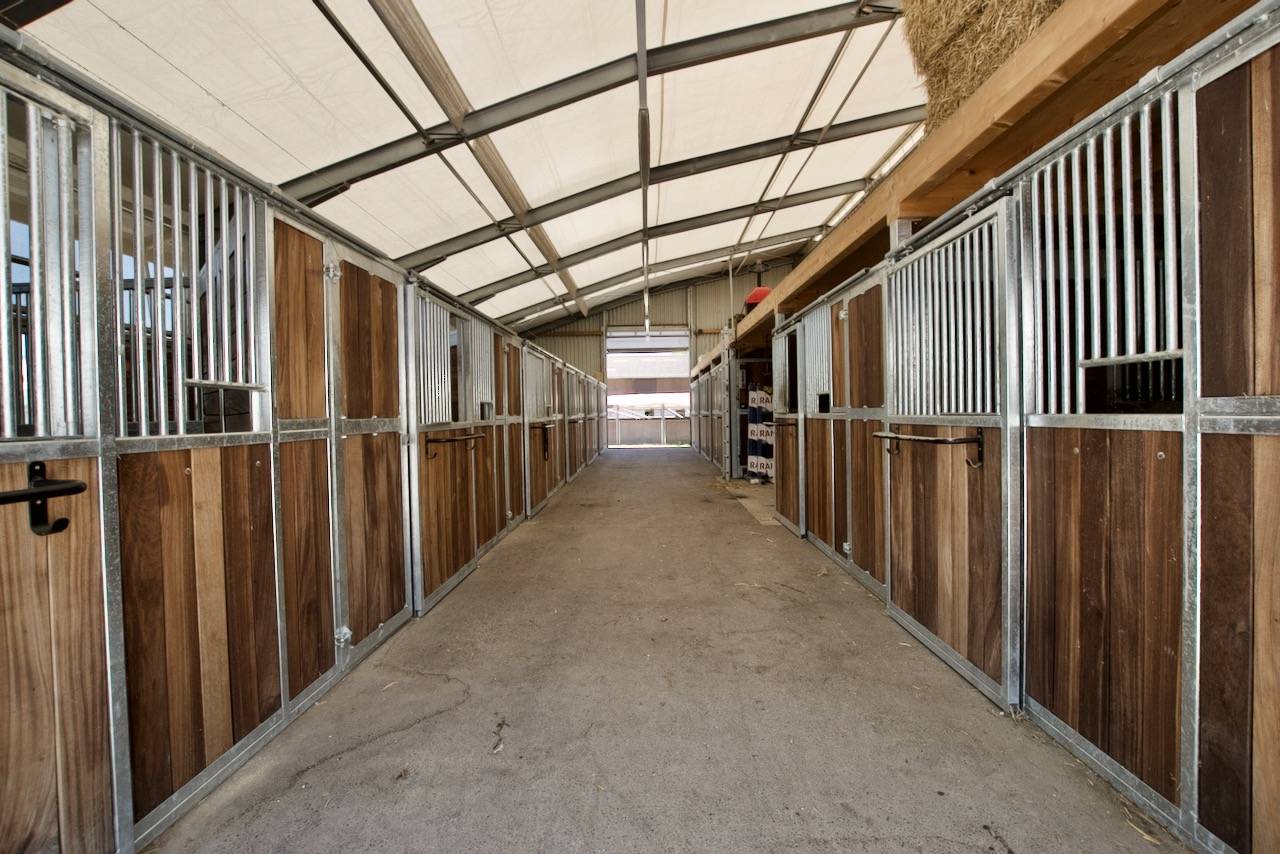 Centre équestre réputé  de 110 boxes en activité