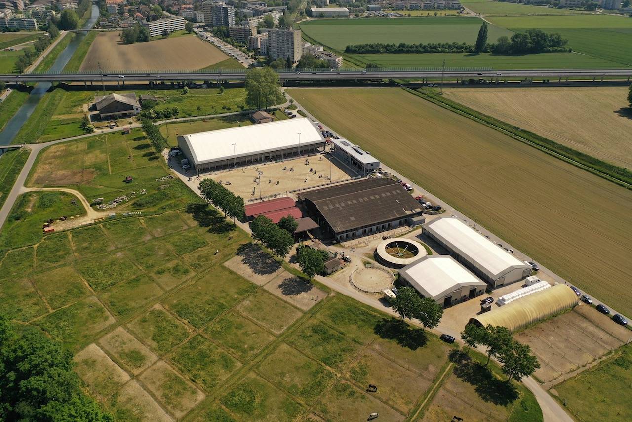 Centre équestre réputé  de 110 boxes en activité