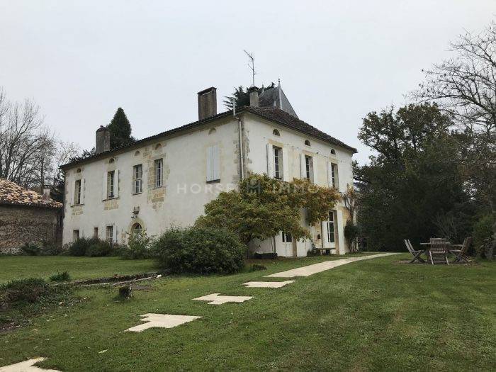Joli Manoir du XIIe siècle sur 39 ha