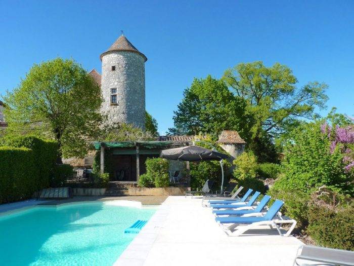 Château de 340m² sur 3.5ha à 15 min de Bergerac