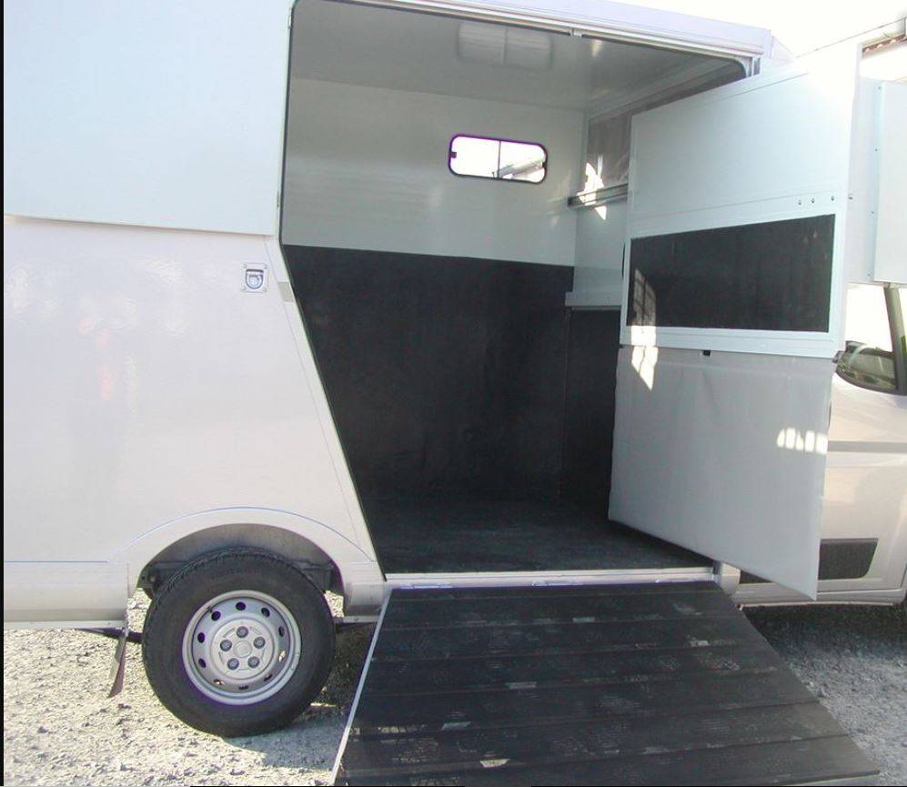 Location Camion Chevaux LYON 69 (DARDILLY)