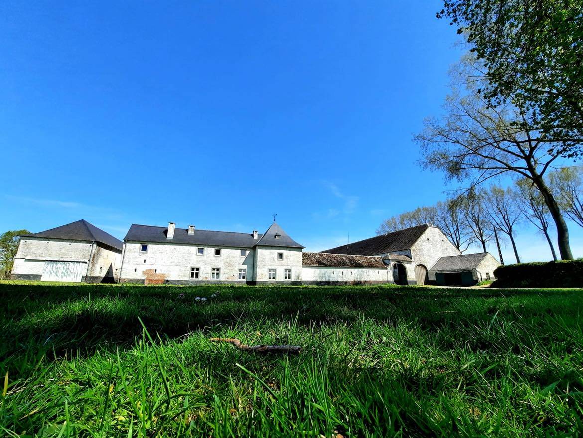 Pension complète en prairie avec infrastructures