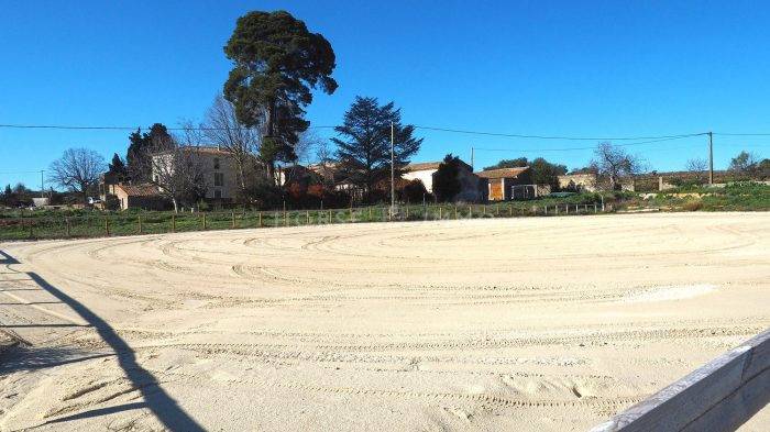 Domaine languedocien avec installations équestres