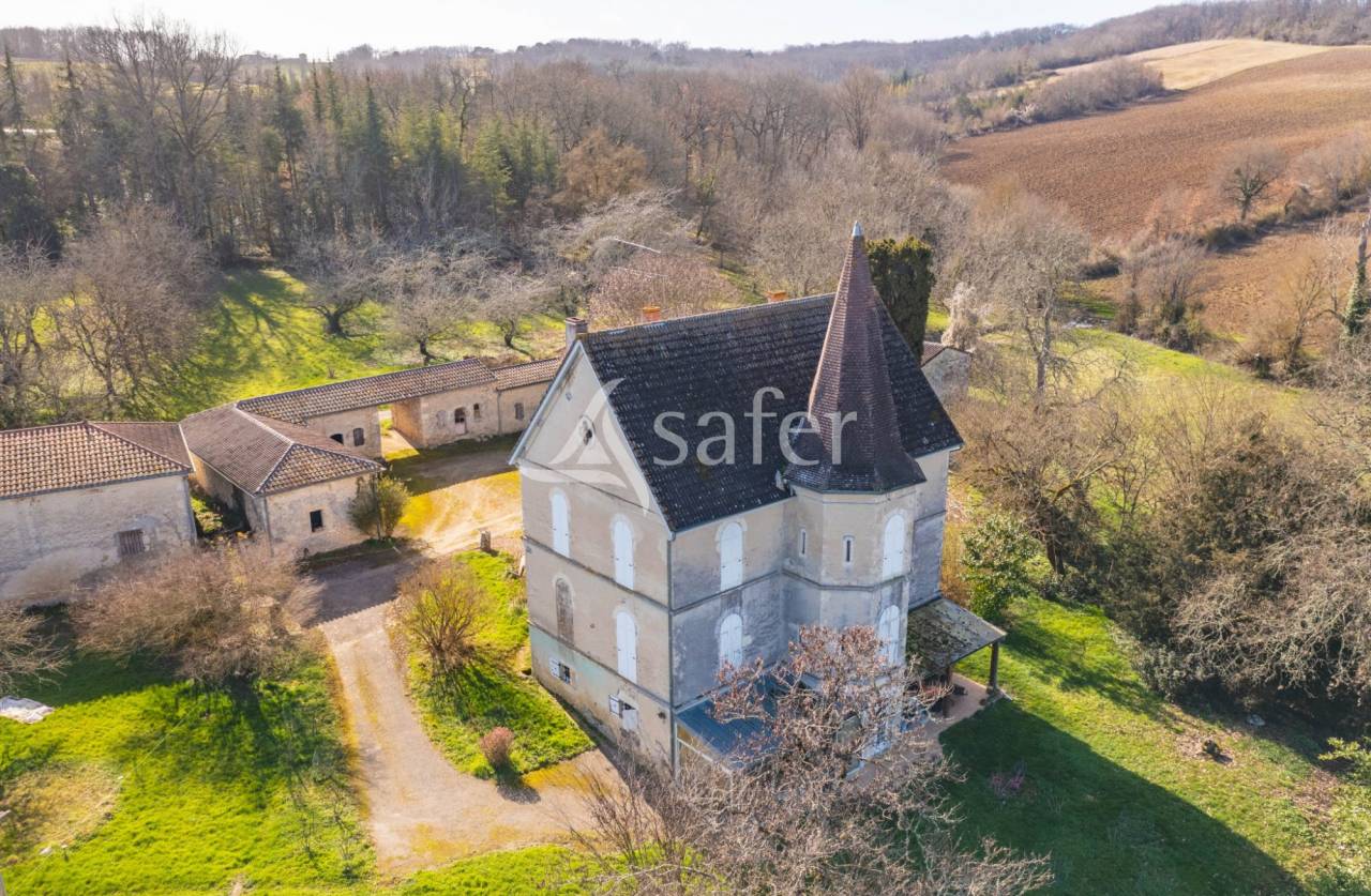 Domaine de caractère à rénover sur 17ha