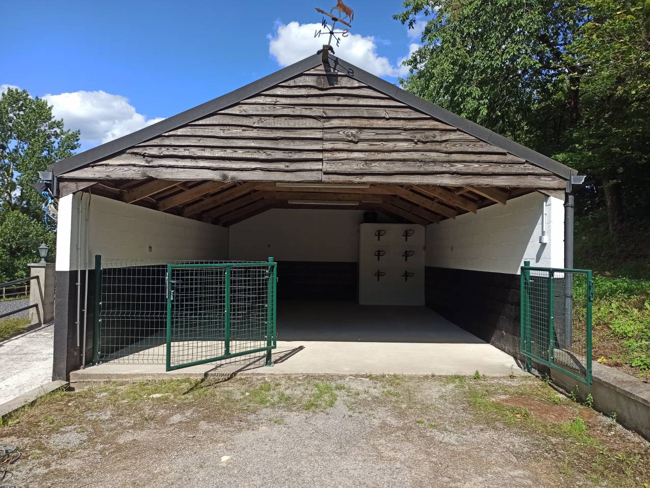 Ecurie privée - Pensions - Equi-pistes - Foin à volonté