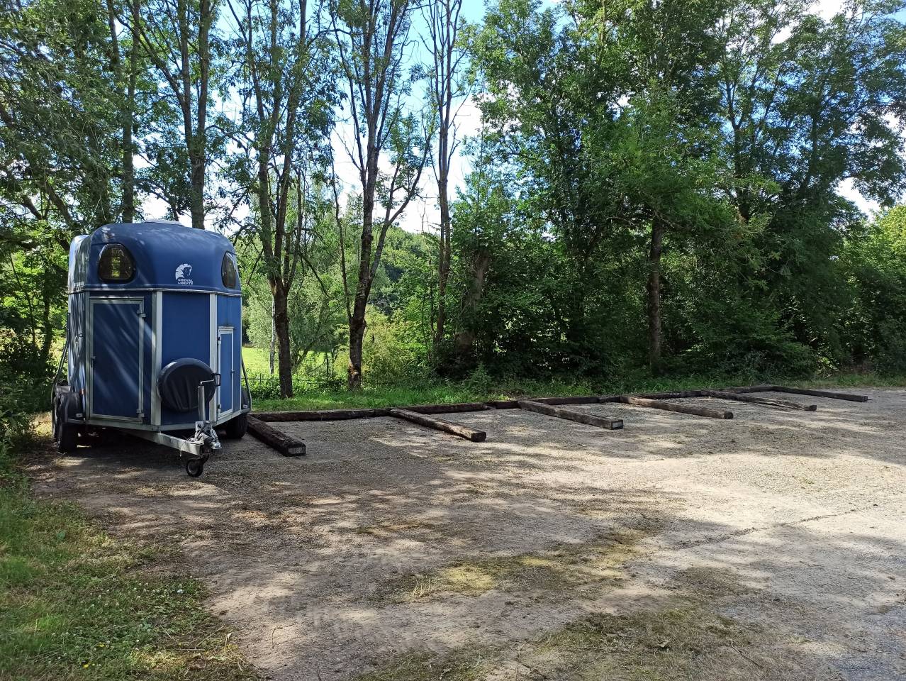 Ecurie privée - Pensions - Equi-pistes - Foin à volonté