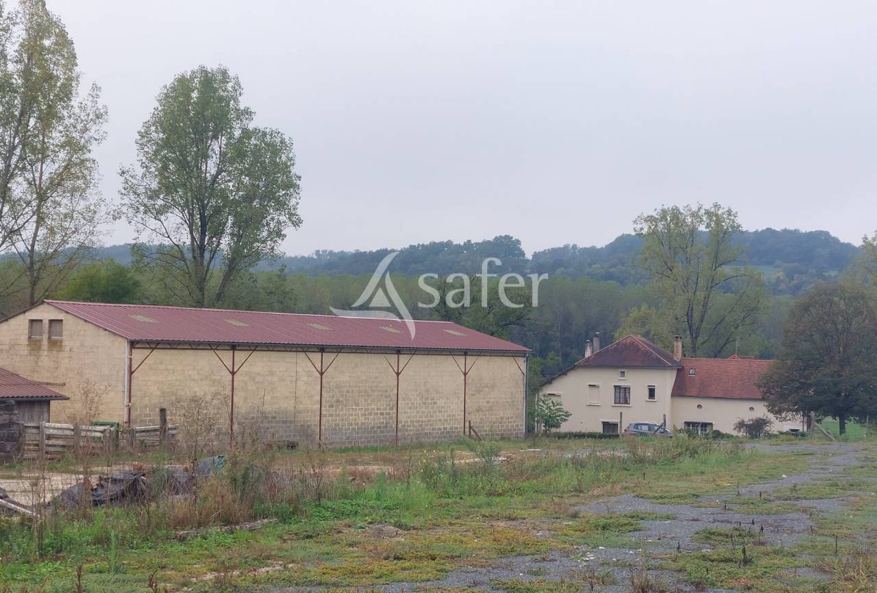 Propri&eacute;t&eacute; d'&eacute;levage de 19ha proche Hautefort