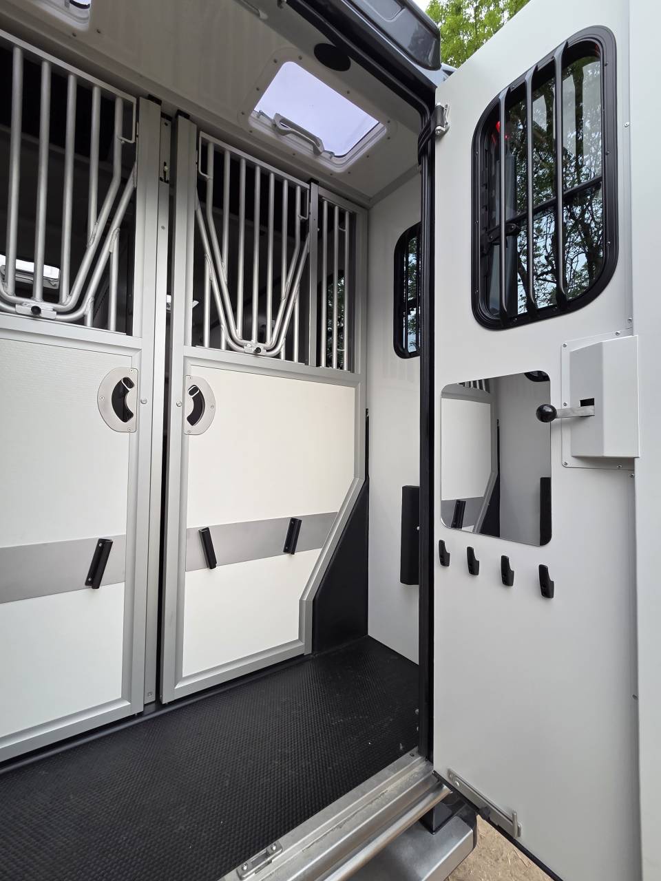 Location camion pour chevaux DOM&Egrave;NE