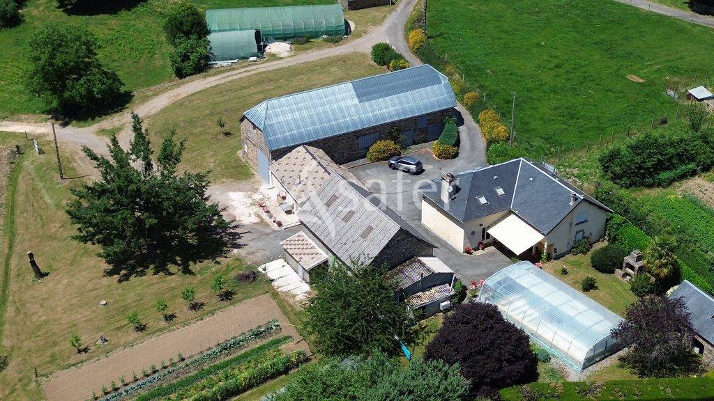 Propri&eacute;t&eacute; agricole tr&egrave;s bien group&eacute;e d'environ 40 ha 50