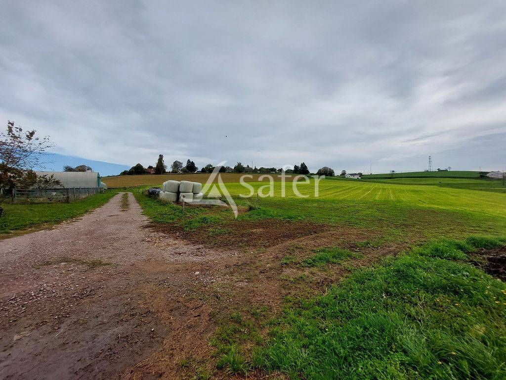 Propri&eacute;t&eacute; agricole tr&egrave;s bien group&eacute;e d'environ 40 ha 50