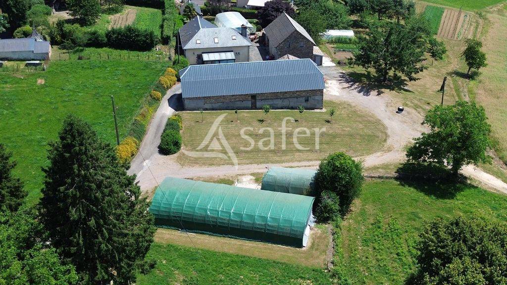 Propri&eacute;t&eacute; agricole tr&egrave;s bien group&eacute;e d'environ 40 ha 50