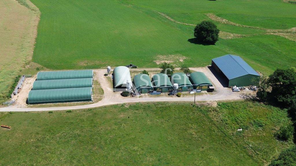 Propri&eacute;t&eacute; agricole tr&egrave;s bien group&eacute;e d'environ 40 ha 50