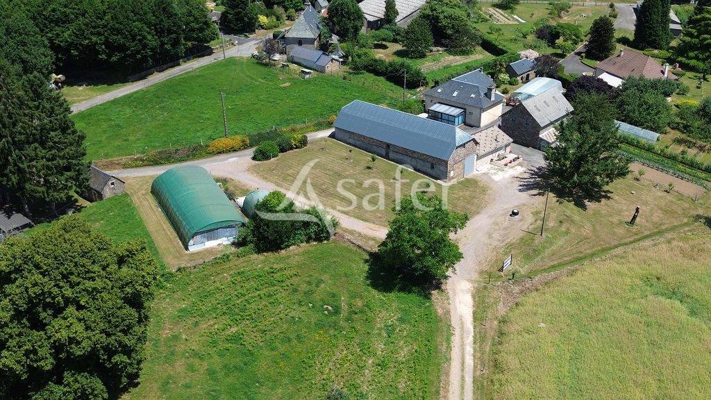 Propri&eacute;t&eacute; agricole tr&egrave;s bien group&eacute;e d'environ 40 ha 50