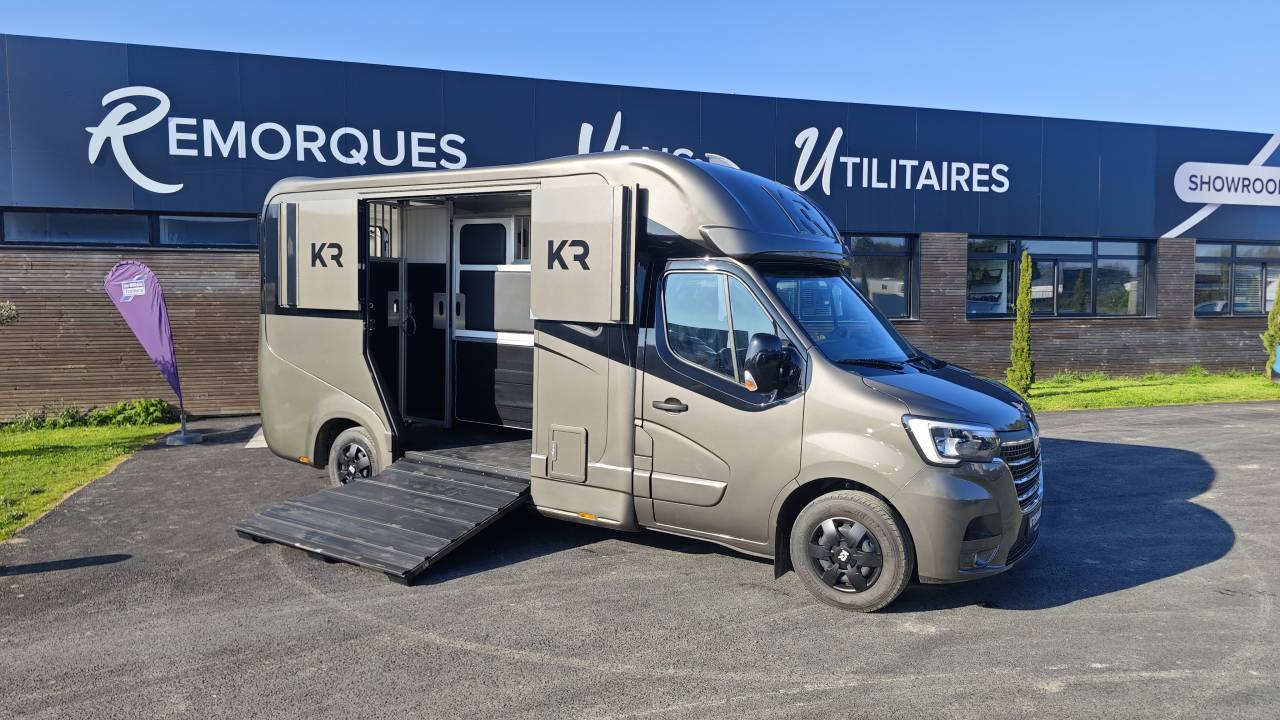 Camion chevaux Krismar neuf 5 places stalles