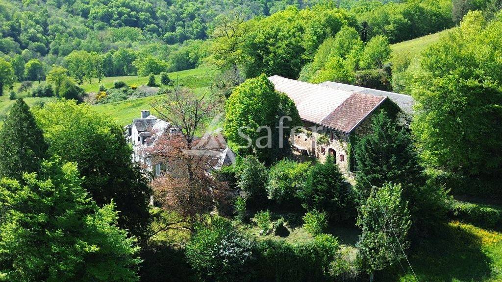 Domaine de 58 ha avec son b&acirc;ti de caract&egrave;re, &agrave; 1h30 de Clermo