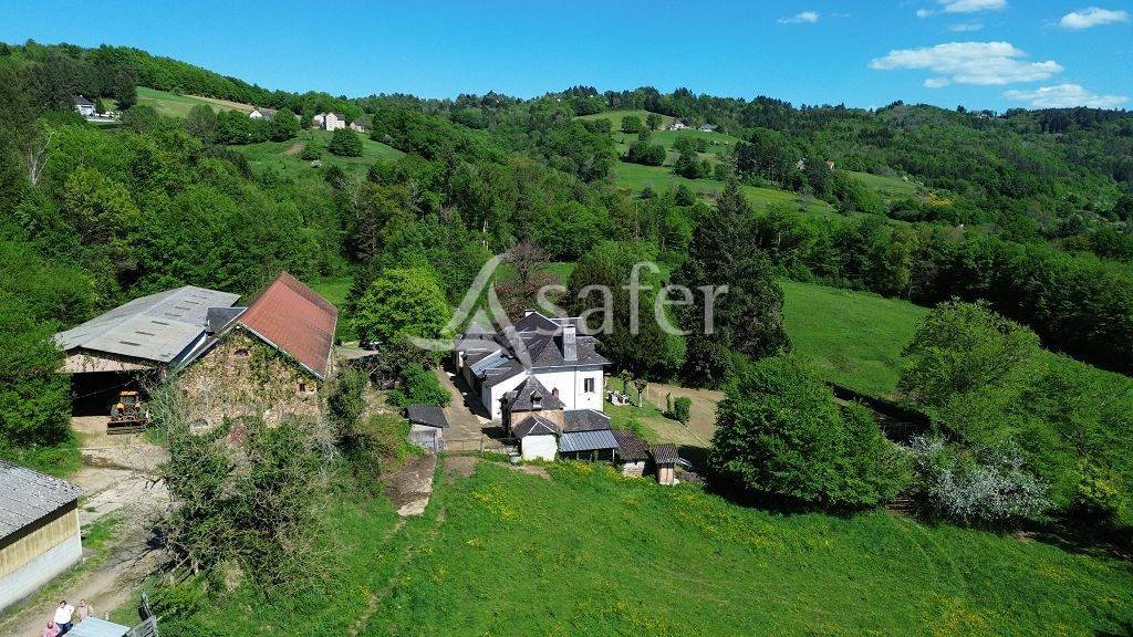 Domaine de 58 ha avec son b&acirc;ti de caract&egrave;re, &agrave; 1h30 de Clermo