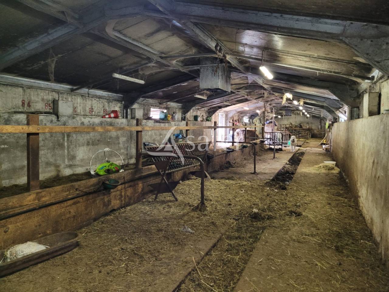 Bâtiment très facilement accessible avec terrains agricoles