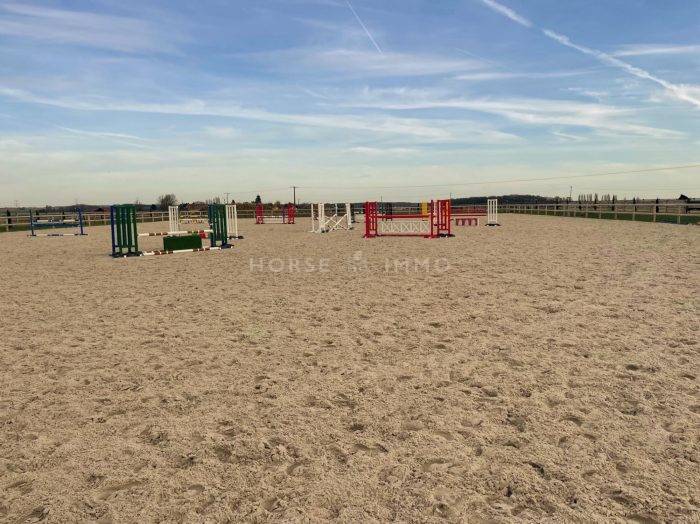 Superbe Corps de Ferme et Installations Equestres