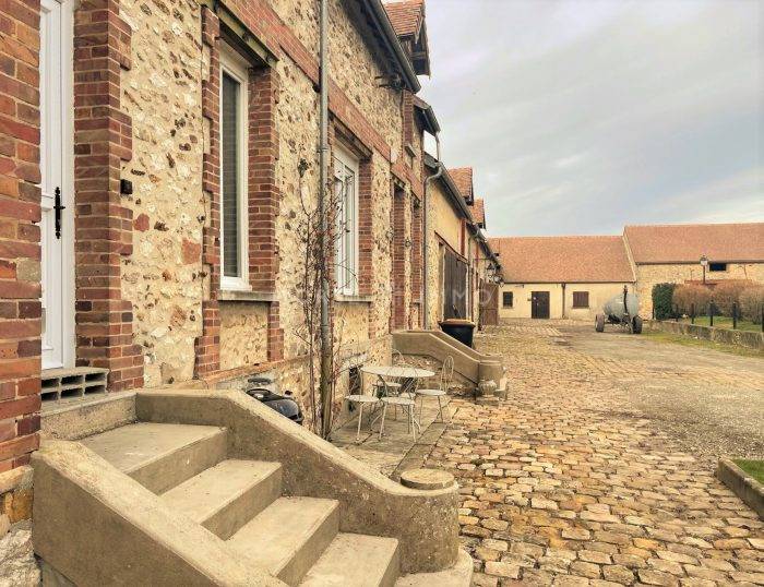 Superbe Corps de Ferme et Installations Equestres