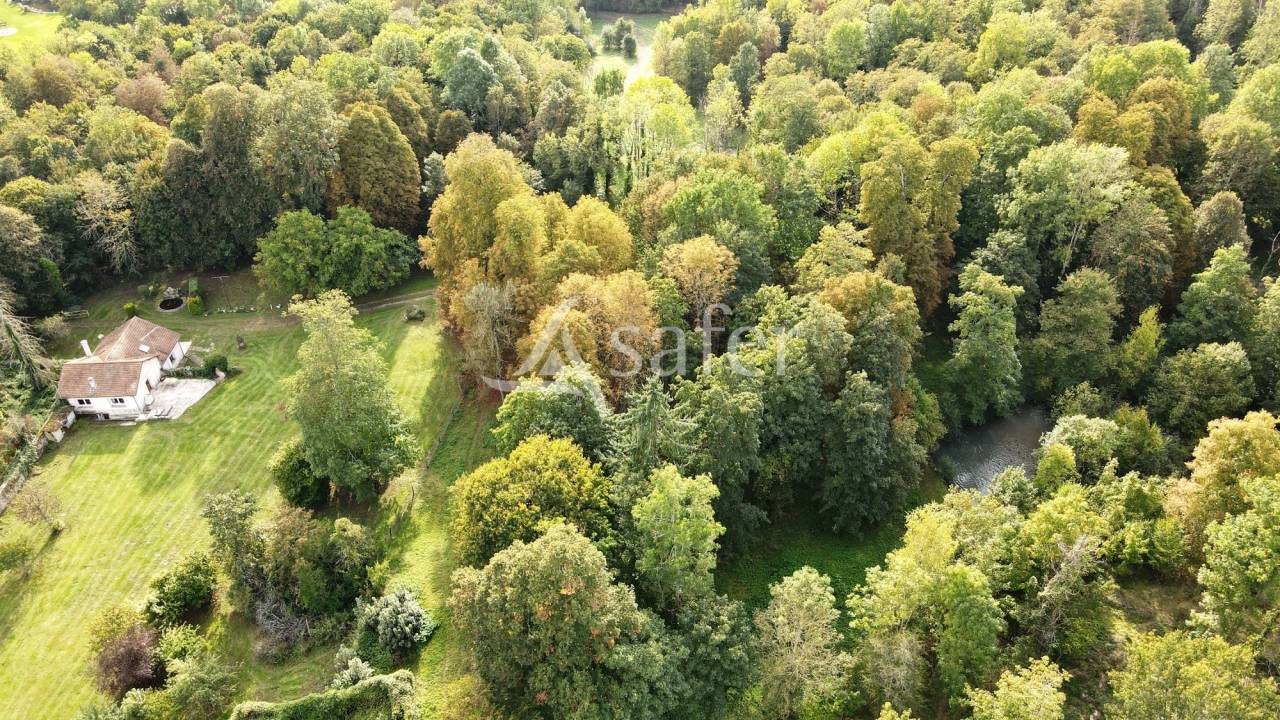 Propriété Bâti entourée d'un parc arborée clos