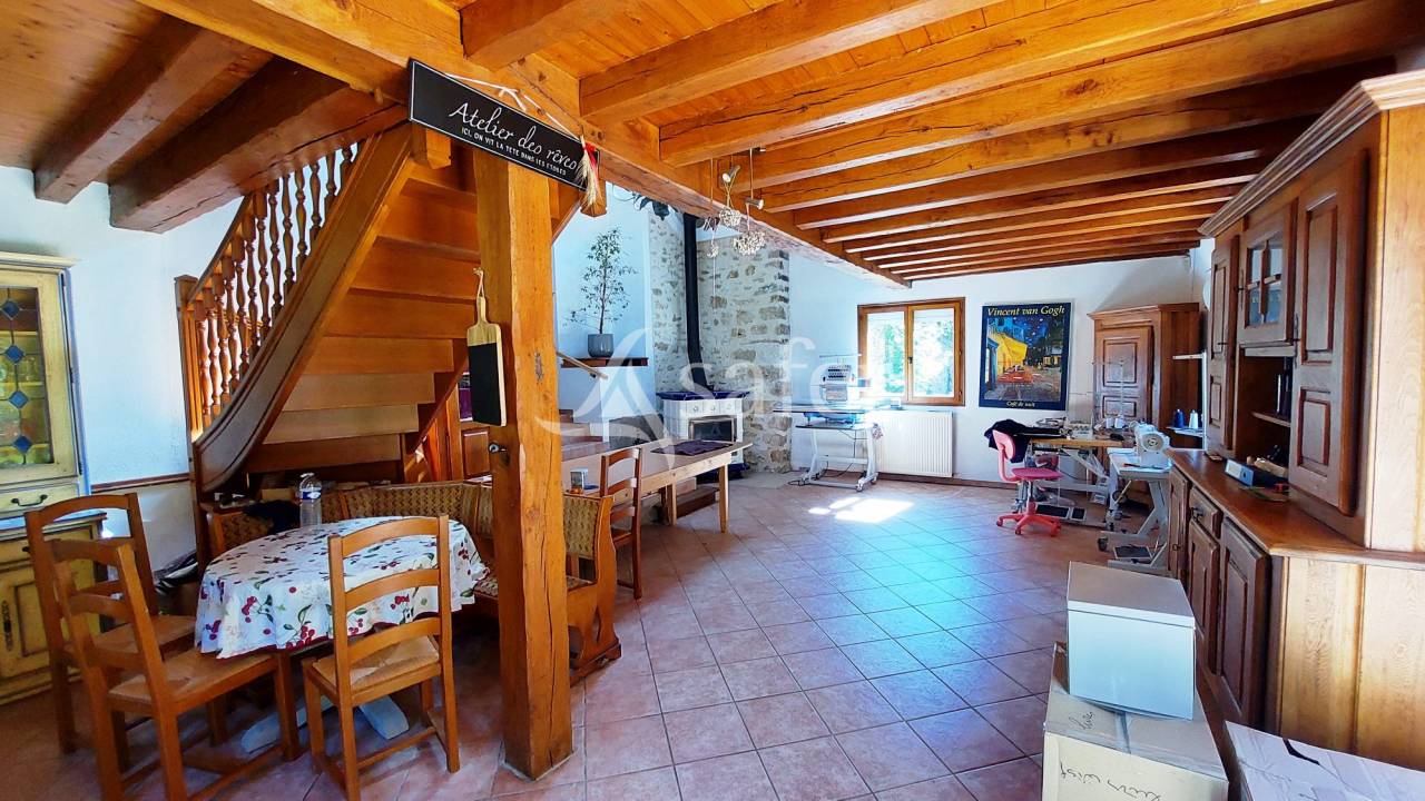 Propriété Bâti entourée d'un parc arborée clos