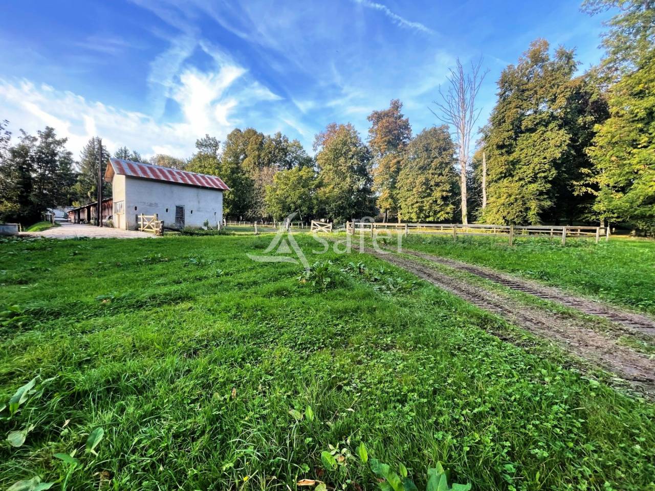 Propriété Bâti entourée d'un parc arborée clos